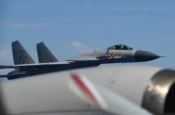 中日军机西太上空交锋:歼15 两小时反向伴飞,一记横切逼退日机