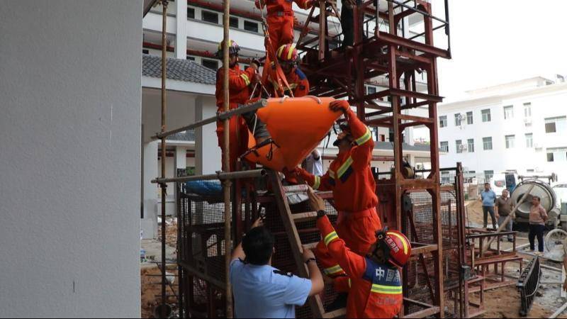 江西赣州:工人拆卸脚手架跌落被困 消防紧急救援