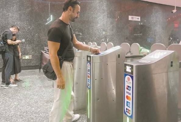 上海地铁全线可刷银行卡，还支持数字人民币硬钱包“一卡过闸”