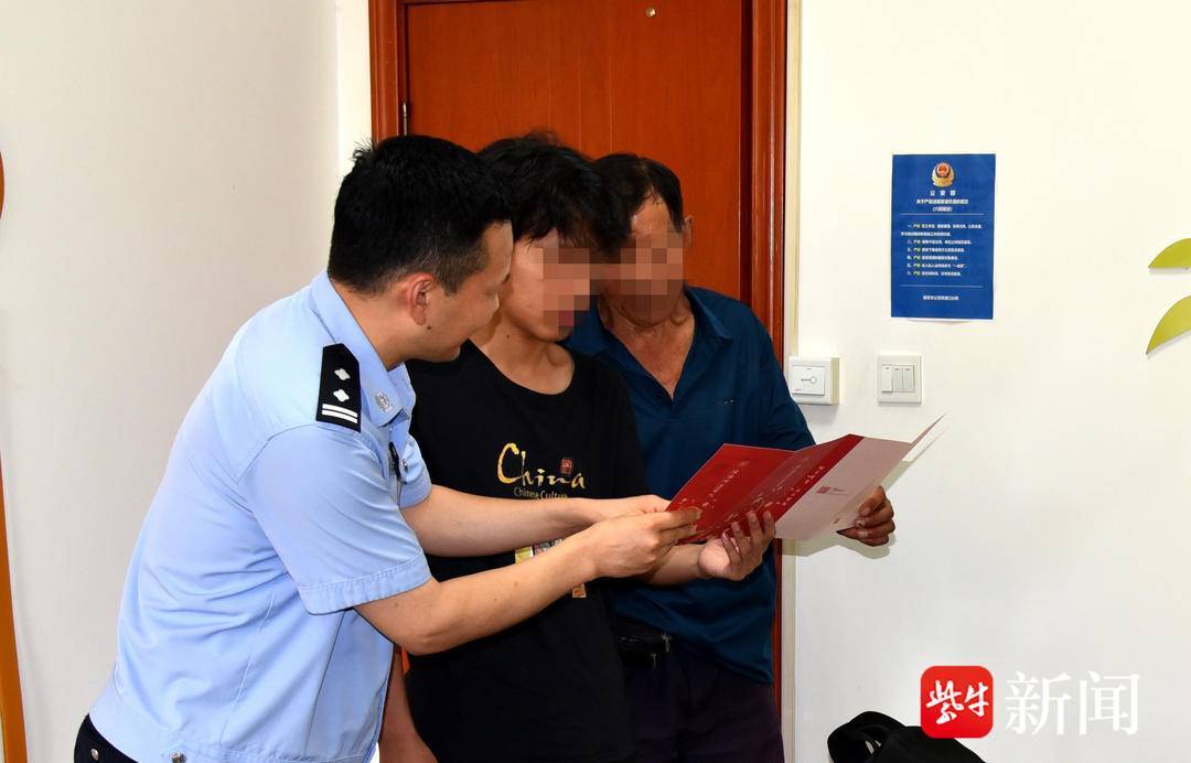 小伙收到录取通知书,飞奔到派出所和民警一起打开