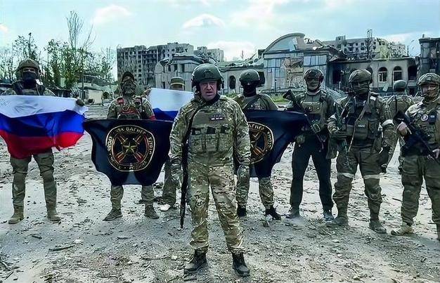 俄军敢死队突入红军城,乌军被打得手忙脚乱,泽连斯基面临“逼宫”局面