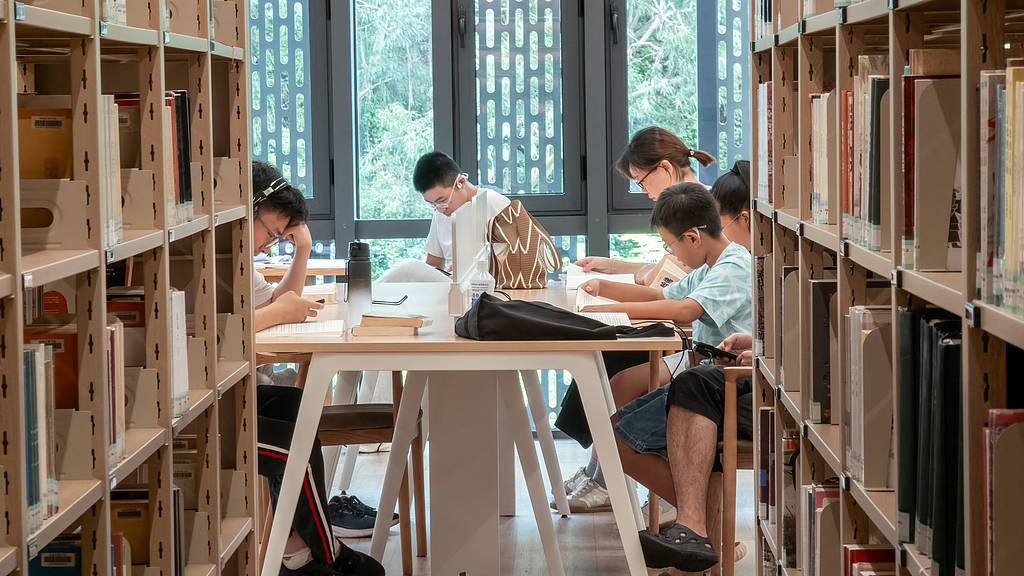 多地图书馆批评放娃现象,责备家长也没用