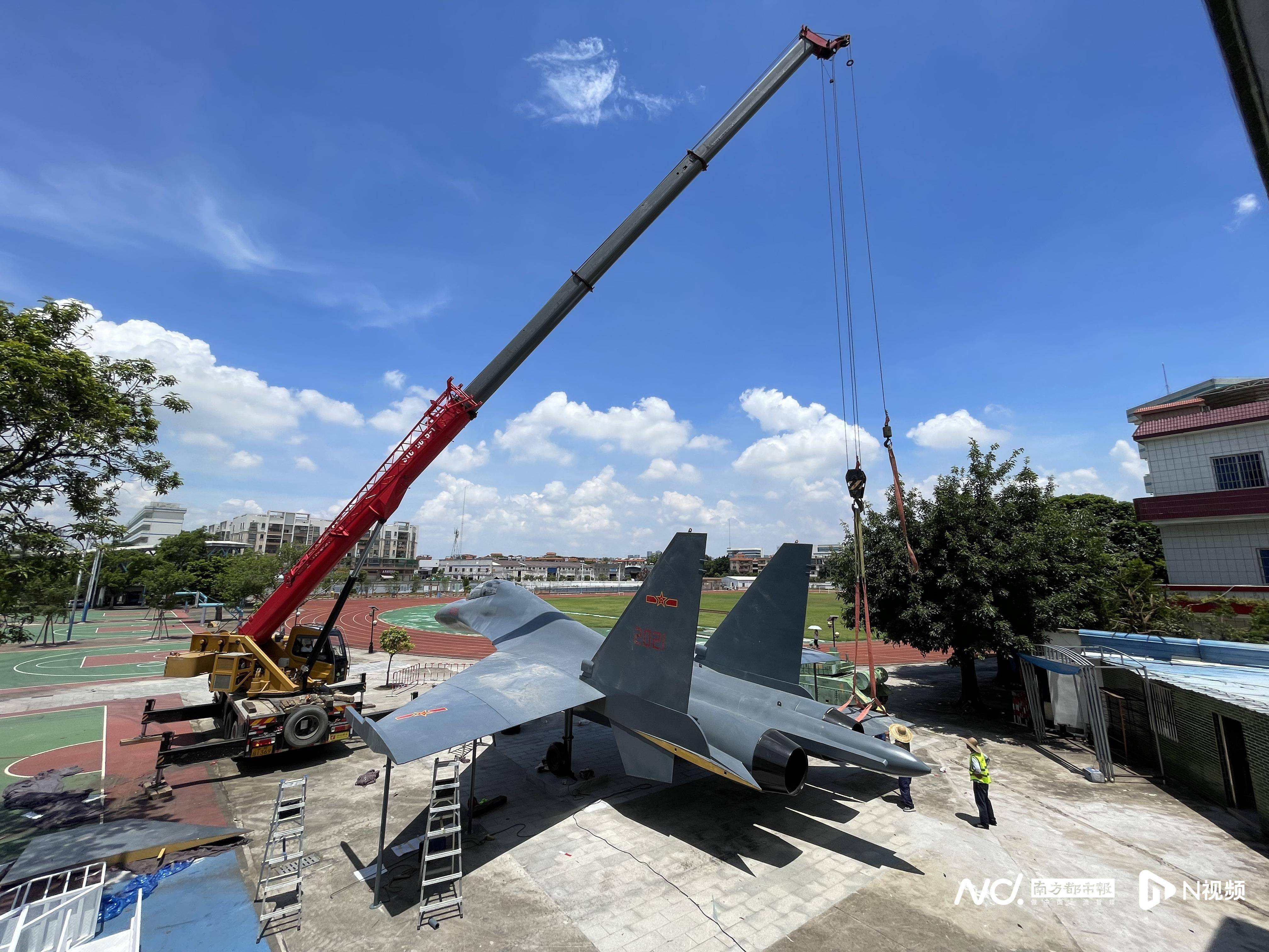 货车拉着战斗机进村?顺德北滘:歼-16模型机,国防教育用