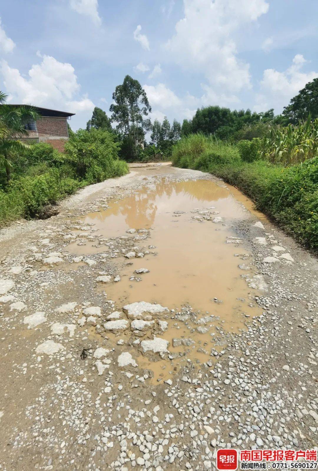 南宁一“白改黑”道路被打烂，两年多未完工！部门回应：正重新招标