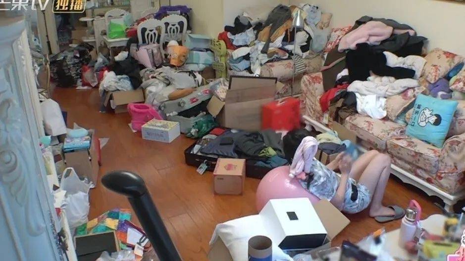 30岁女星家中太乱登热搜,满屋杂物堆积,本人道歉:我小姨妈已买机票来帮忙做深度清洁