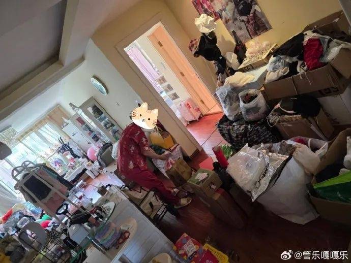 30岁女星家中太乱登热搜,满屋杂物堆积,本人道歉:我小姨妈已买机票来帮忙做深度清洁