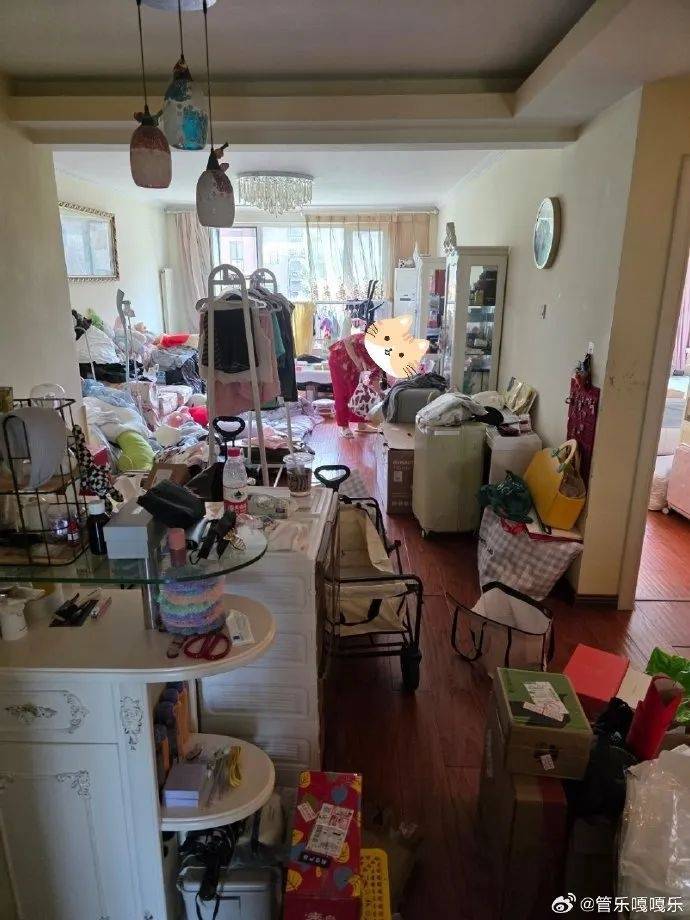 30岁女星家中太乱登热搜,满屋杂物堆积,本人道歉:我小姨妈已买机票来帮忙做深度清洁