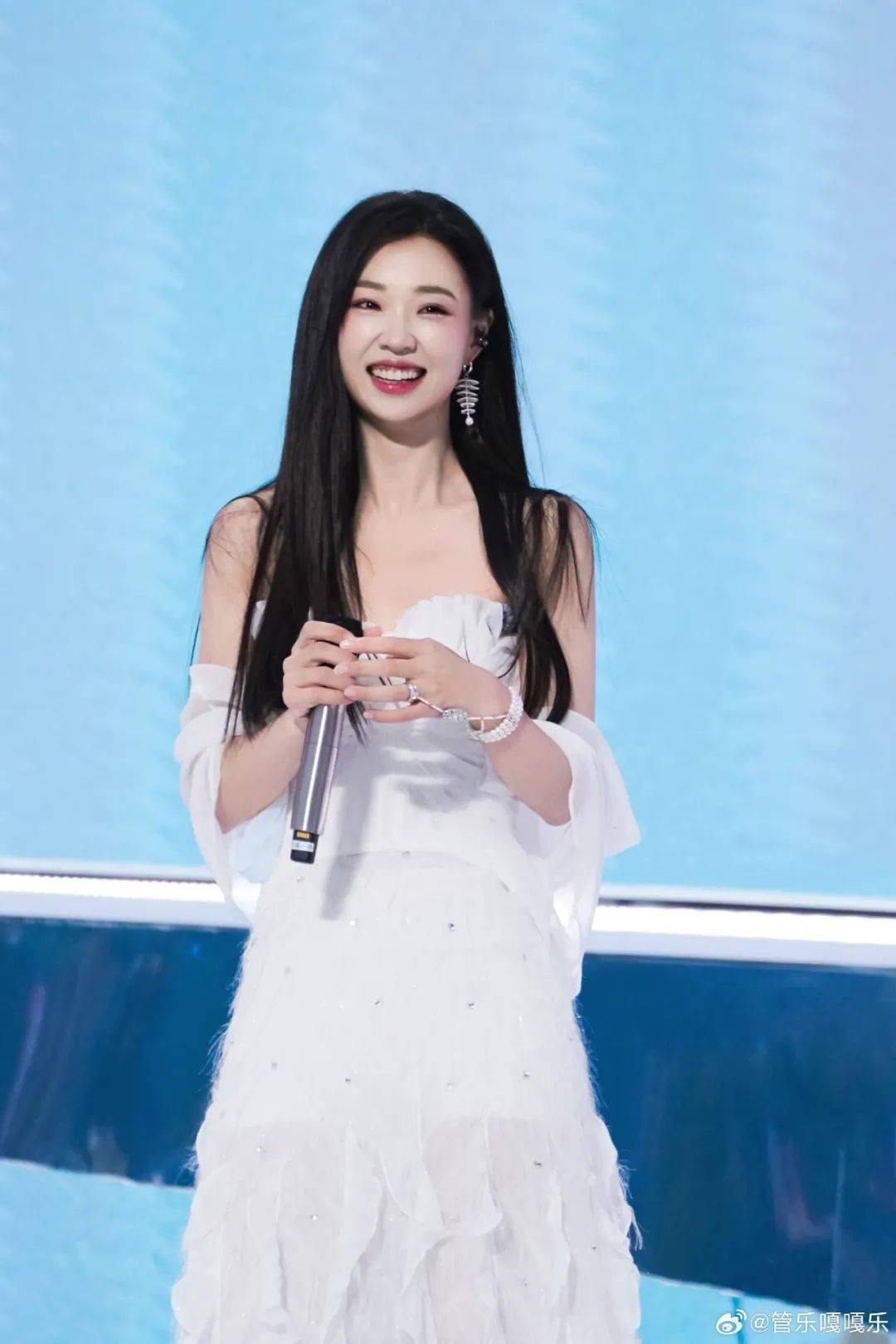 30岁女星家中太乱登热搜,满屋杂物堆积,本人道歉:我小姨妈已买机票来帮忙做深度清洁