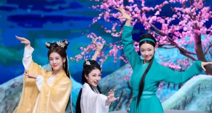 30岁女星家中太乱登热搜,满屋杂物堆积,本人道歉:我小姨妈已买机票来帮忙做深度清洁