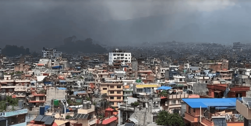 前总理夫人在家中被民众放火烧死，尼泊尔首都浓烟四起，中使馆紧急提醒！当地华人：到处都在燃烧，满地碎石、玻璃碎片、血迹