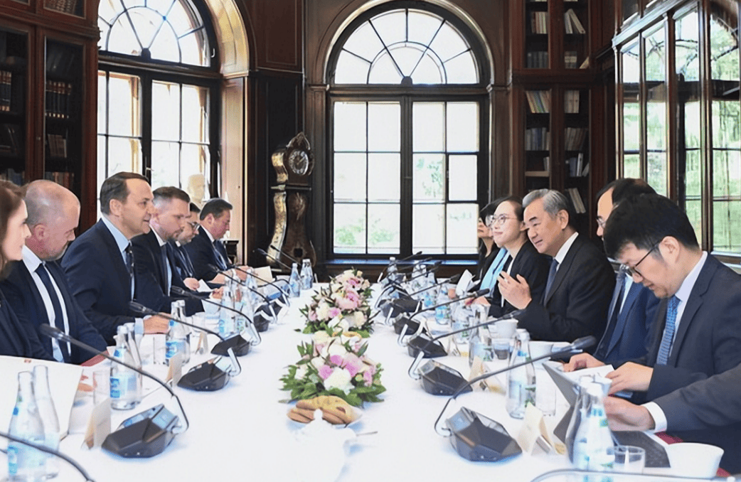 波兰外长向王毅解释，为何切断中欧贸易通道，顺带还告了俄罗斯一状