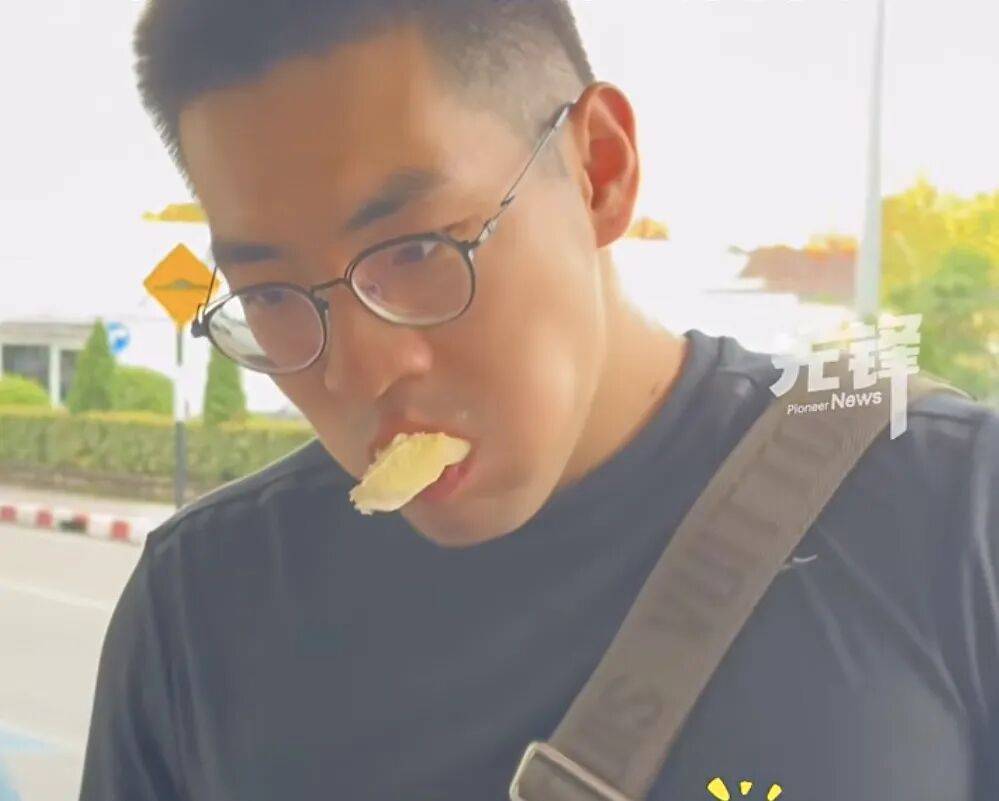 一家五口登机前30分钟狂吃11斤榴莲，当事人：这辈子都不想再听到榴莲两个字了