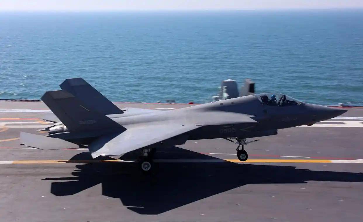 现场高清大图!一起感受舰载机弹射起飞“首秀”震撼瞬间